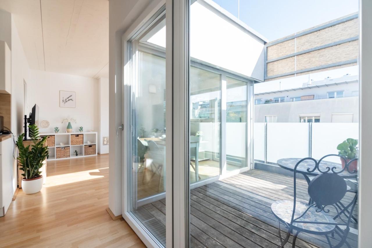 Helles, Neues Dg Apartment Mit Blick Zum Donauturm Відень Екстер'єр фото