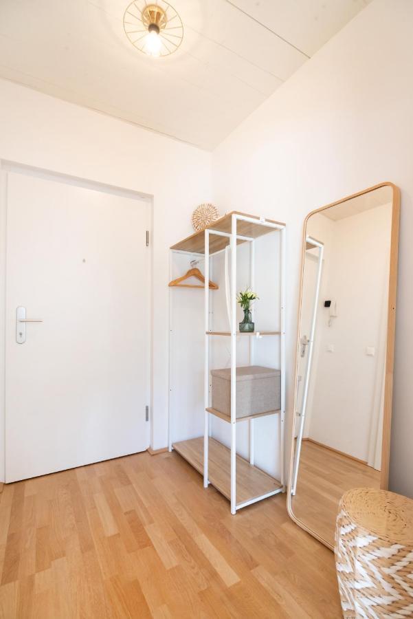 Helles, Neues Dg Apartment Mit Blick Zum Donauturm Відень Екстер'єр фото