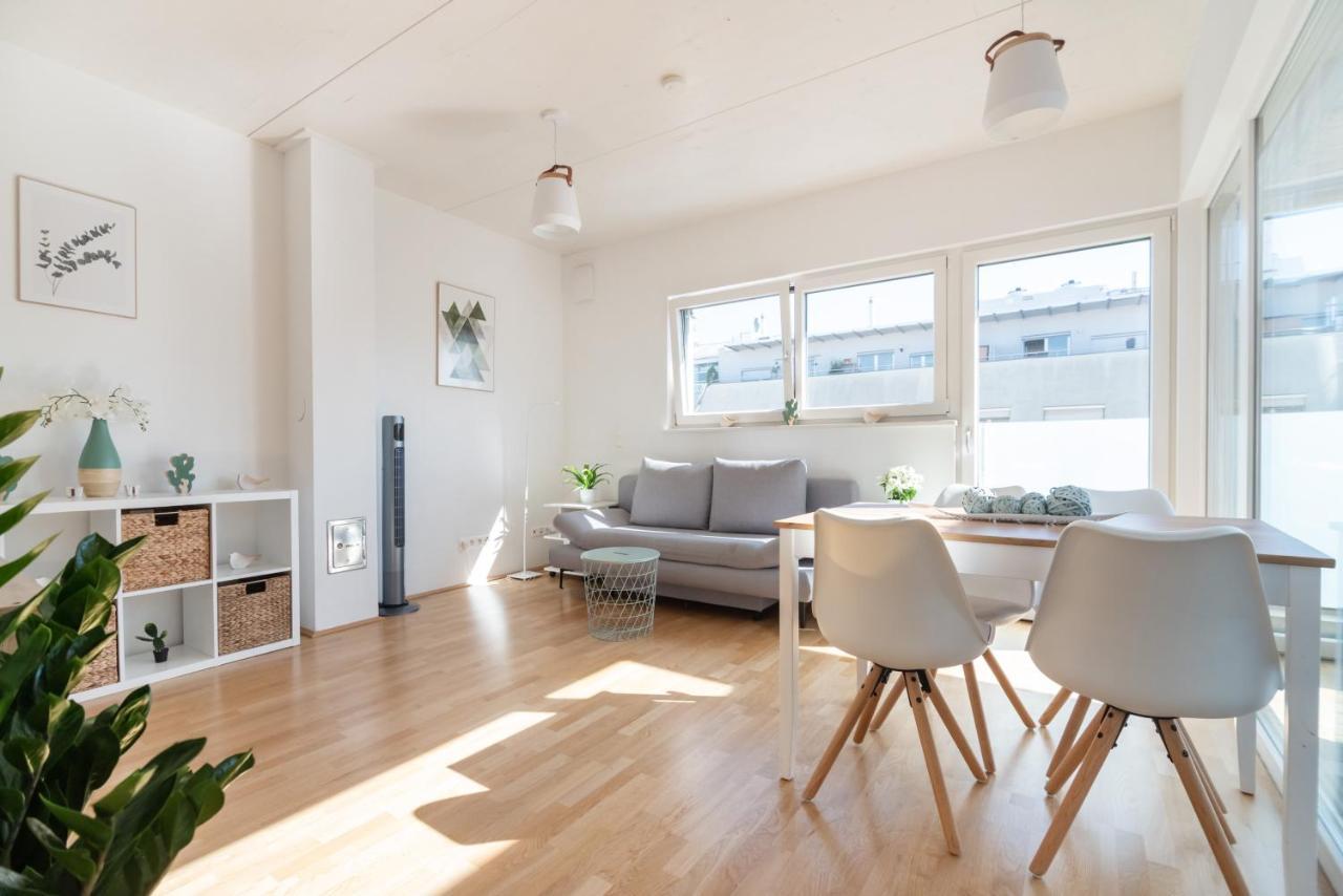 Helles, Neues Dg Apartment Mit Blick Zum Donauturm Відень Екстер'єр фото