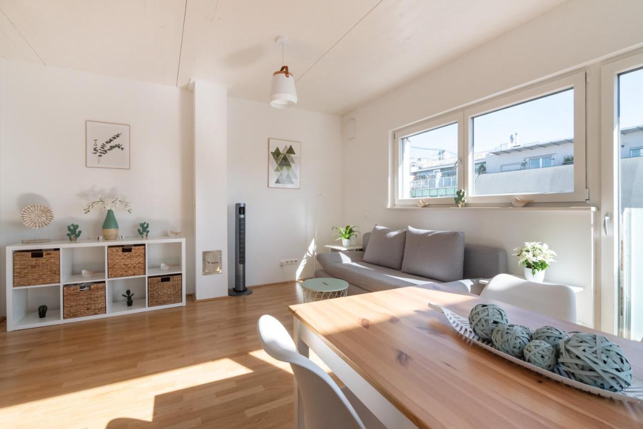 Helles, Neues Dg Apartment Mit Blick Zum Donauturm Відень Екстер'єр фото